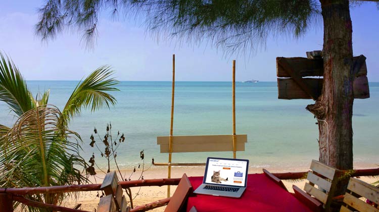 laptop-on-beach-ko-samui-laem-yai